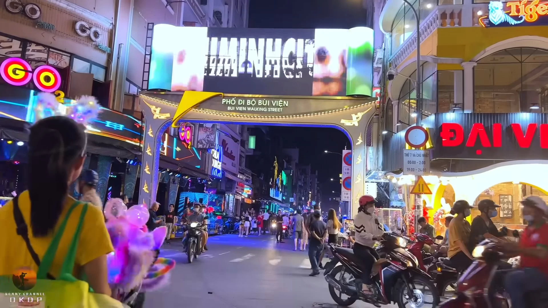 Cùng "Khám phá" phố ăn chơi Bùi Viện về đêm ở Quận 1 qua Video của Huỳnh Triều và Ống kính đường phố