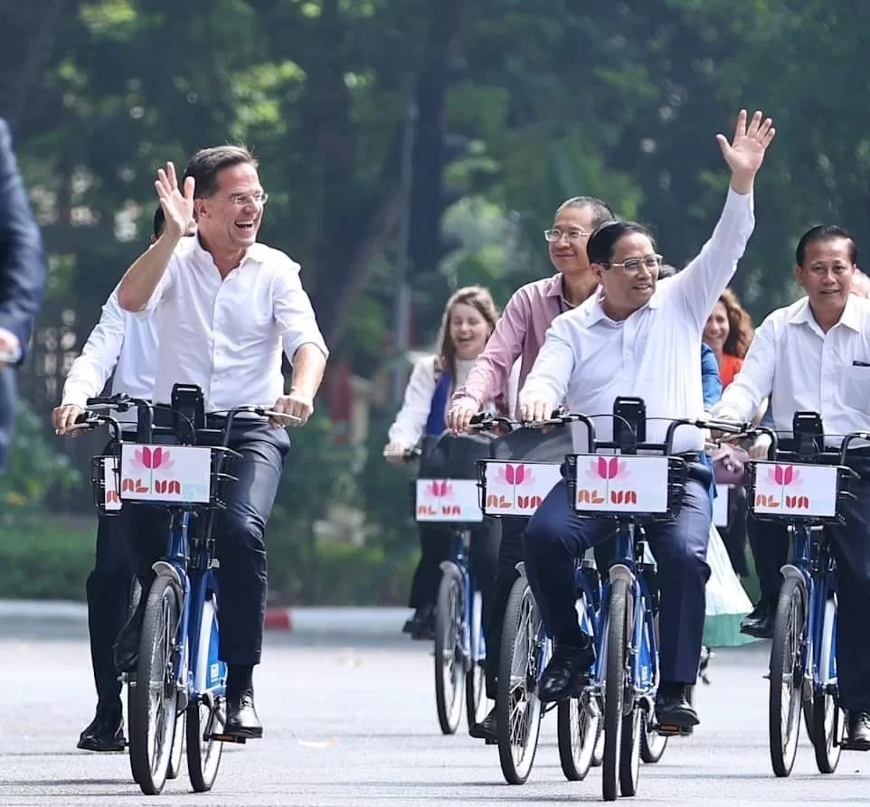 Thủ tướng Phạm Minh Chính và Thủ tướng Hà Lan cùng đạp xe dạo phố Hà Nội
