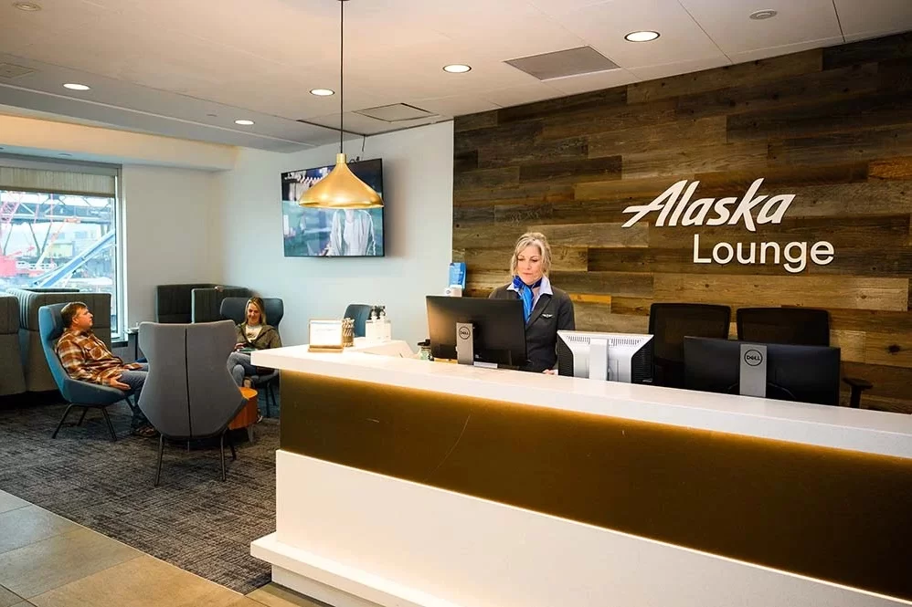 Alaska Airlines thay đổi quyền sử dụng phòng chờ và phí thành viên vào năm 2024