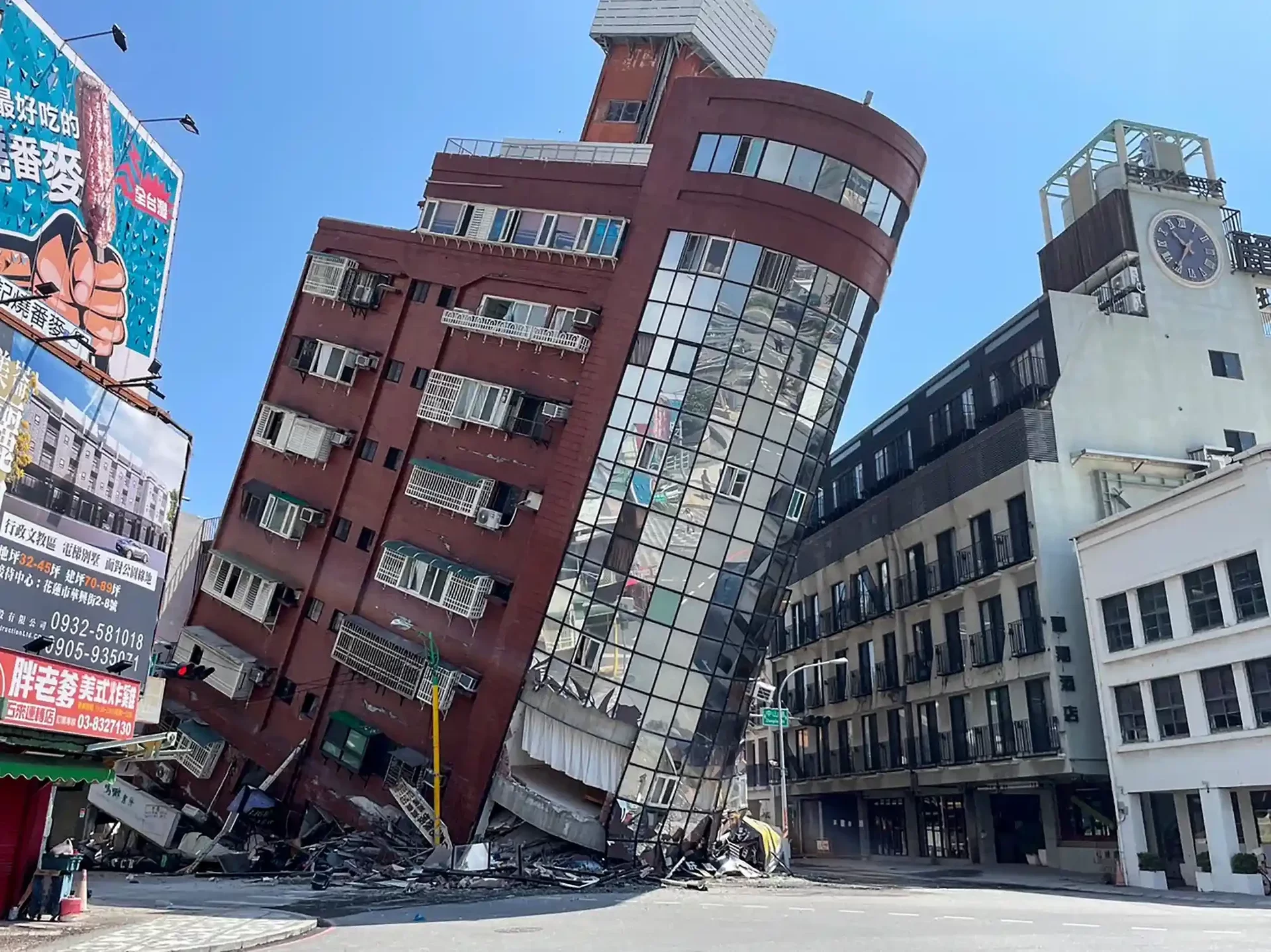 Cảnh tan hoang sau động đất lớn nhất trong 25 năm ở Đài Loan