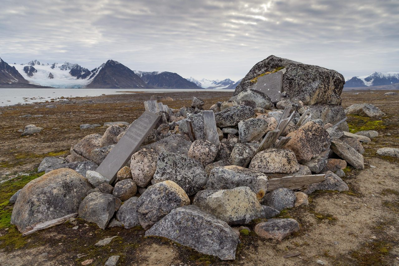 Những ngôi mộ của Lonely Whaler ở Svalbard chứa đựng các bộ dụng cụ chôn cất cùng với tàn tích của những căn nhà xa xôi