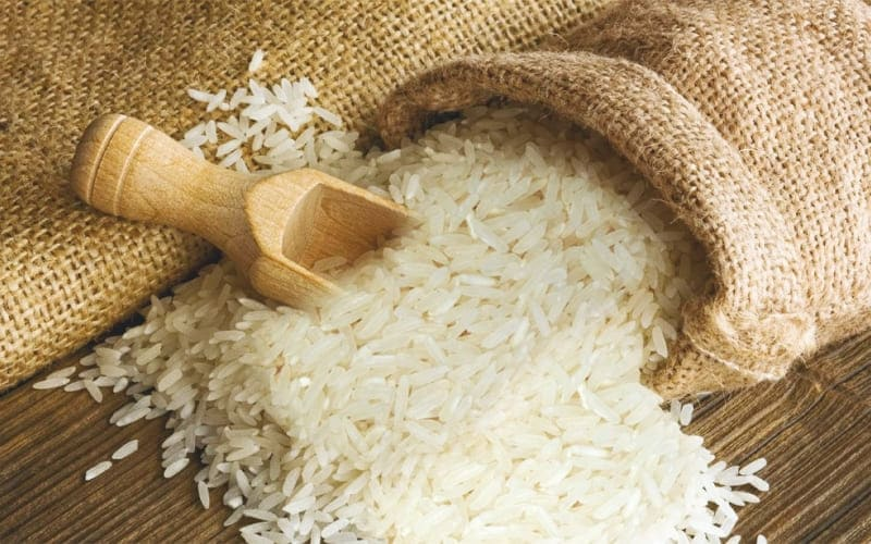 Gạo khô hỗ trợ hút bớt hơi ẩm trong giày