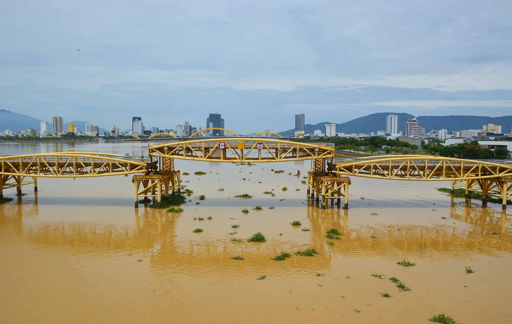 Cận cảnh cây cầu thép vòm đầu tiên nối đôi bờ sông Hàn sắp chuyển công năng-5.webp