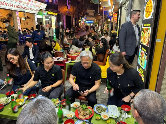CEO tập đoàn nghìn tỷ USD ăn hàng vỉa hè ở Hà Nội-1.webp