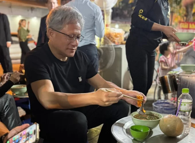 CEO tập đoàn nghìn tỷ USD ăn hàng vỉa hè ở Hà Nội-2.webp
