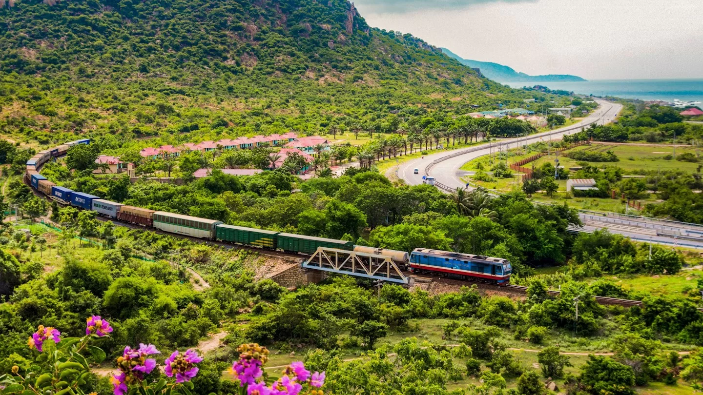 Chuyến tàu "xịn như máy bay" mới nhất ở Việt Nam: Đi 400km, giá vé chỉ từ vài trăm ngàn