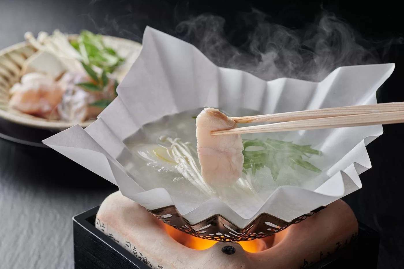 Độc lạ món lẩu giấy Nhật Bản khách vừa ăn vừa sợ cháy nồi-2.webp