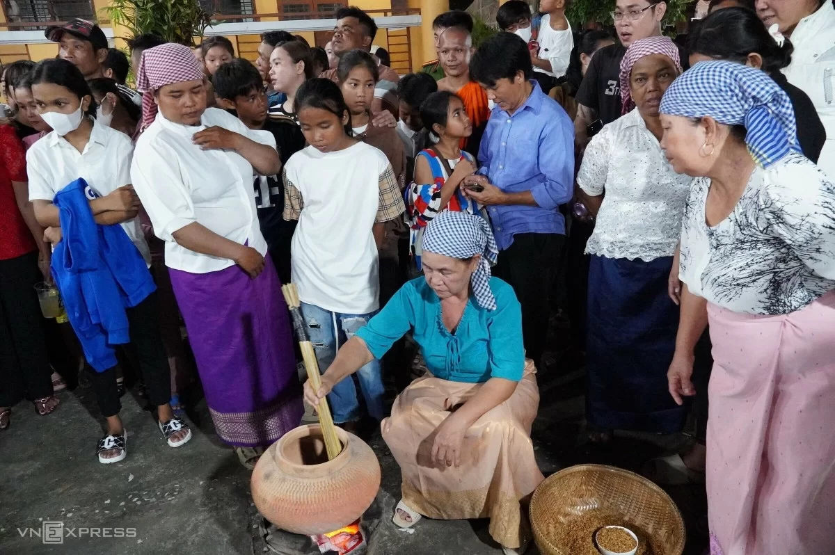 Đút cốm dẹp trong lễ cúng Trăng của người Khmer