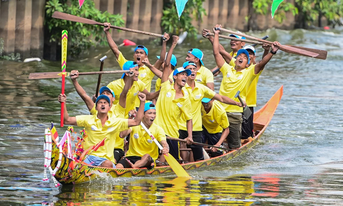 Hàng nghìn người xem đua ghe ngo trên kênh Nhiêu Lộc - Thị Nghè