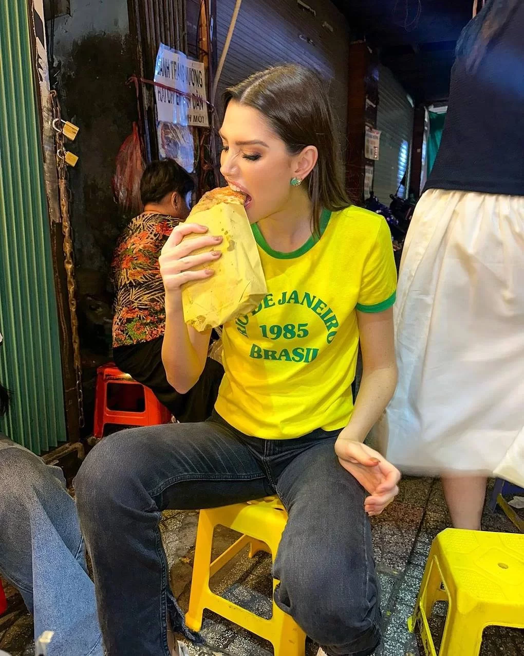 Hoa hậu người Brazil ngồi vỉa hè ăn bánh tráng nướng ở TPHCM