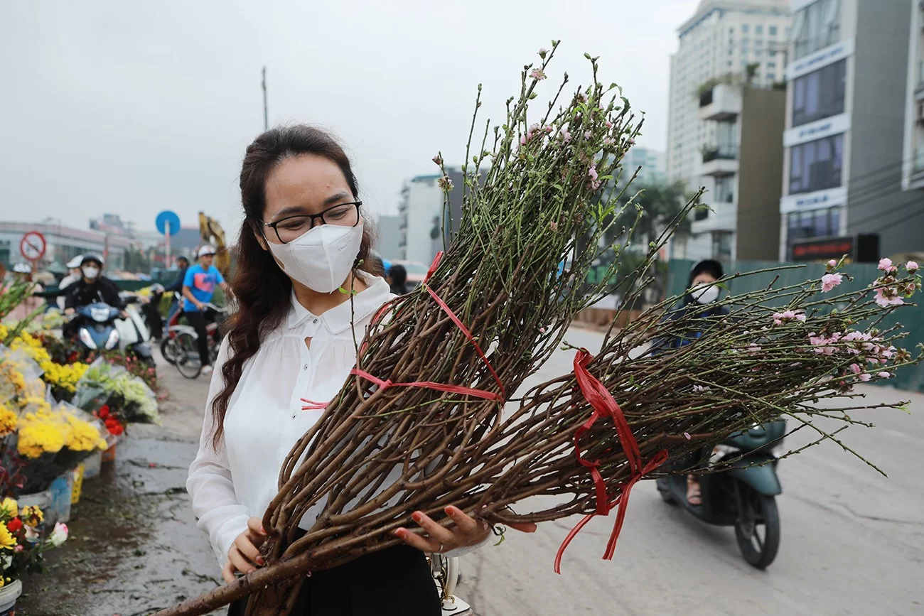 Ngỡ ngàng đào bưởi cảnh xuống phố đón Tết sớm-6.webp