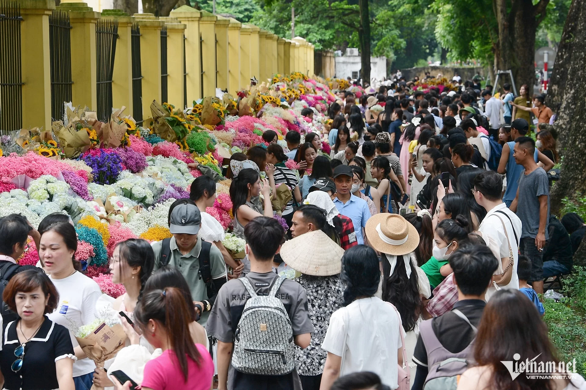 Người dân đổ về trung tâm Thủ đô đón Quốc khánh đường phố kẹt cứng-13.webp