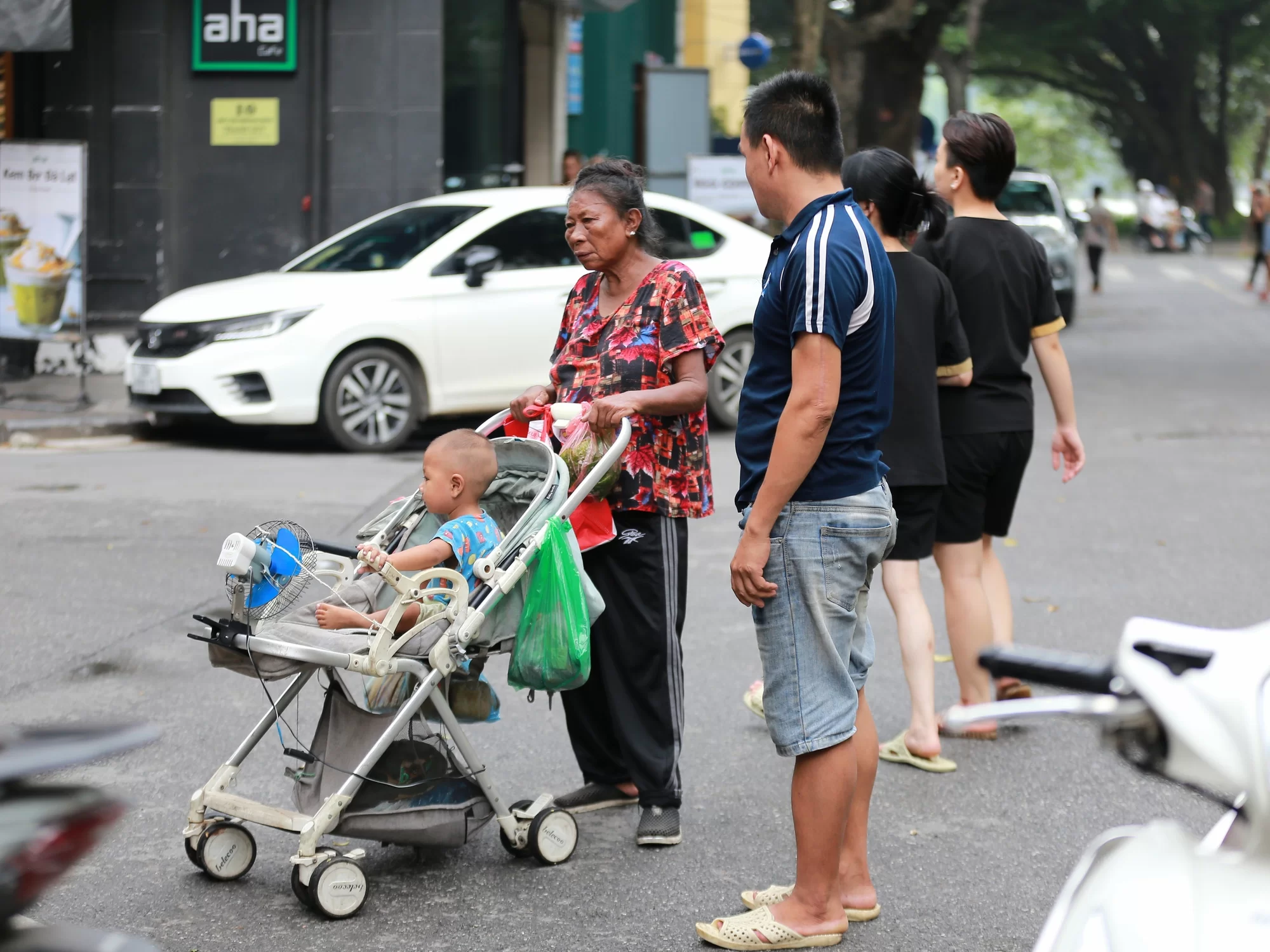 Người phụ nữ đằng sau những bát phở treo giữa lòng Hà Nội Mỗi ngày quán treo 30 bát khách bắt...webp