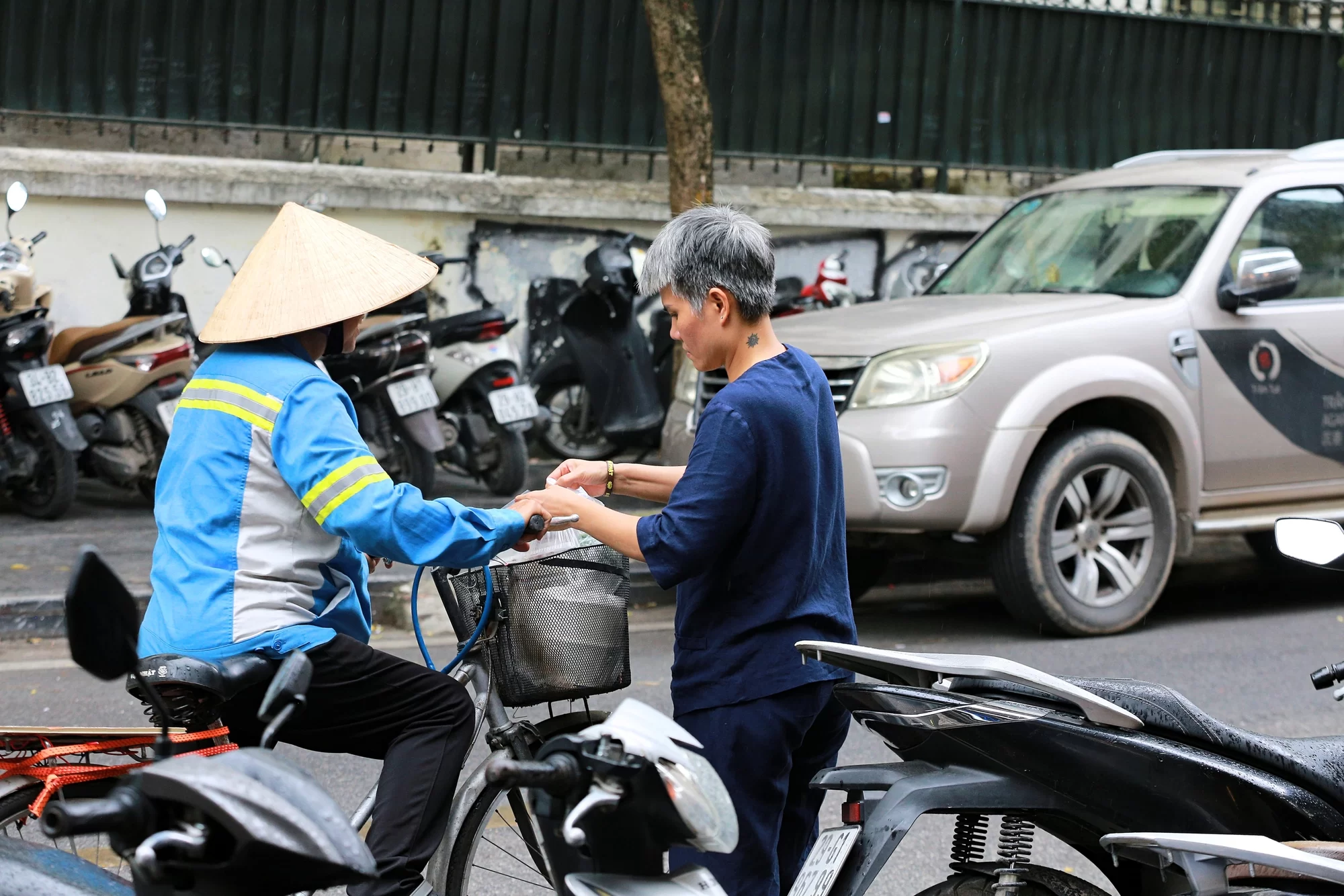 Người phụ nữ đằng sau những bát phở treo giữa lòng Hà Nội Mỗi ngày quán treo 30 bát khách bắt...webp