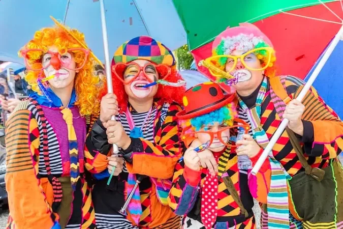 Một nhóm chú hề đôi khi được gọi là một "giggle" (một nhóm hề cười khúc khích).